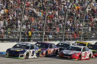 Restart: Chase Elliott, Hendrick Motorsports, Chevrolet Camaro NAPA Auto Parts
