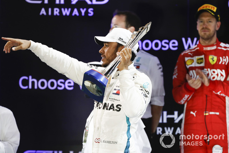 Lewis Hamilton, Mercedes AMG F1, vainqueur, avec son trophée