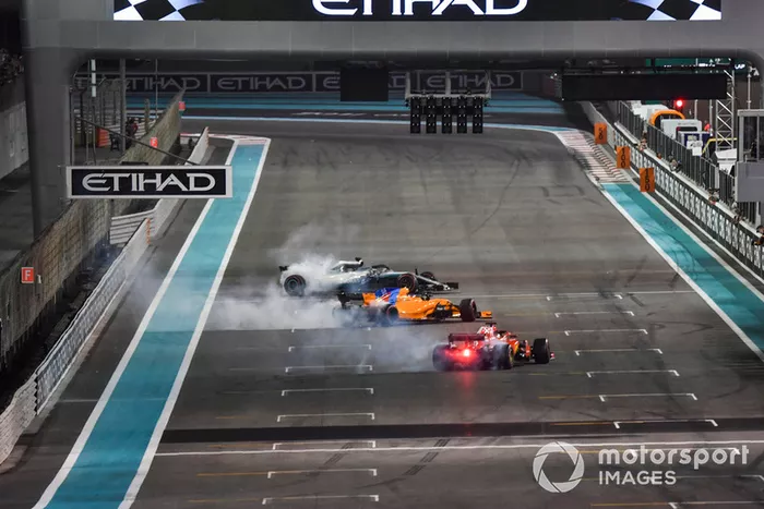 Lewis Hamilton, Mercedes-AMG F1 W09, Sebastian Vettel, Ferrari SF71H y Fernando Alonso, McLaren MCL33 hacen donas al final de la carrera