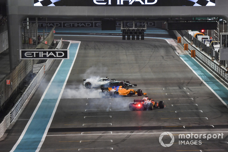 Lewis Hamilton, Mercedes-AMG F1 W09, Sebastian Vettel, Ferrari SF71H et Fernando Alonso, McLaren MCL33 font des donuts après la course