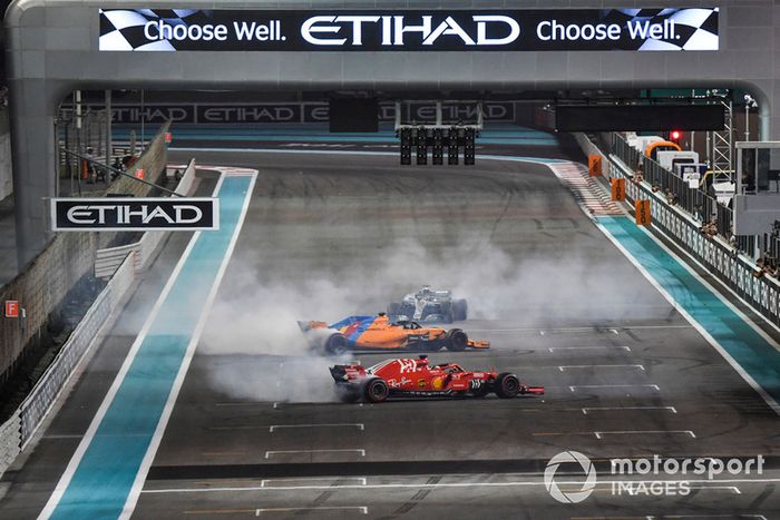 Lewis Hamilton, Mercedes-AMG F1 W09, Sebastian Vettel, Ferrari SF71H y Fernando Alonso, McLaren MCL33 haciendo donuts al final de la carrera.