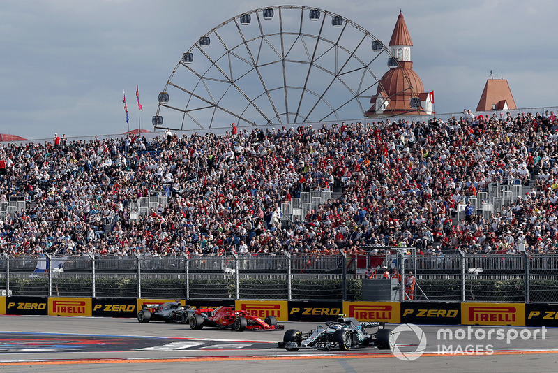Valtteri Bottas, Mercedes AMG F1 W09 precede Sebastian Vettel, Ferrari SF71H e Lewis Hamilton, Mercedes AMG F1 W09