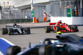 Sebastian Vettel, Ferrari SF71H, Lewis Hamilton, Mercedes AMG F1 W09