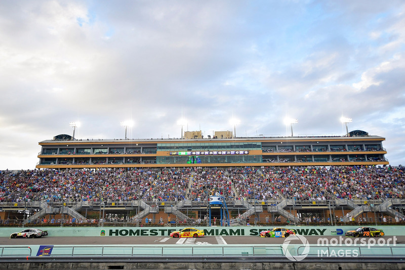 NASCAR-Finalteilnehmer 2018: Kevin Harvick, Stewart-Haas Racing, Ford Fusion, Joey Logano, Team Penske, Ford Fusion, Kyle Busch, Joe Gibbs Racing, Toyota Camry, Martin Truex Jr., Furniture Row Racing, Toyota Camry