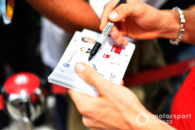 Marcus Ericsson, Sauber signs autographs for the fans