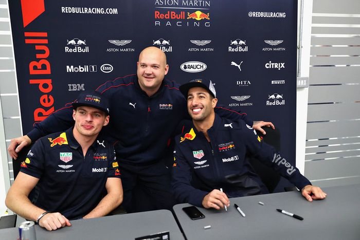 Daniel Ricciardo, Red Bull Racing, y Max Verstappen, Red Bull Racing, posan para una foto con un miembro de Red Bull Racing