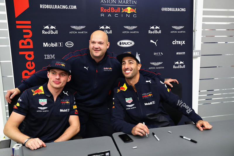 Daniel Ricciardo, Red Bull Racing e Max Verstappen, Red Bull Racing, posano per una foto con un membro del team Red Bull Racing