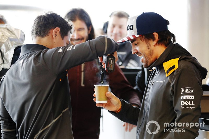 Lando Norris, McLaren, sert un thé à Fernando Alonso, McLaren.
