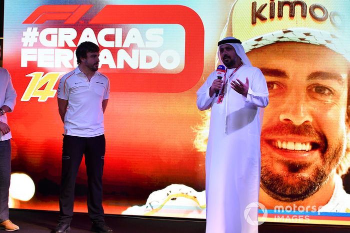 Al Tarek Al Ameri, CEO de Yas Marina en el escenario mientras Fernando Alonso, McLaren se despide de los fanáticos