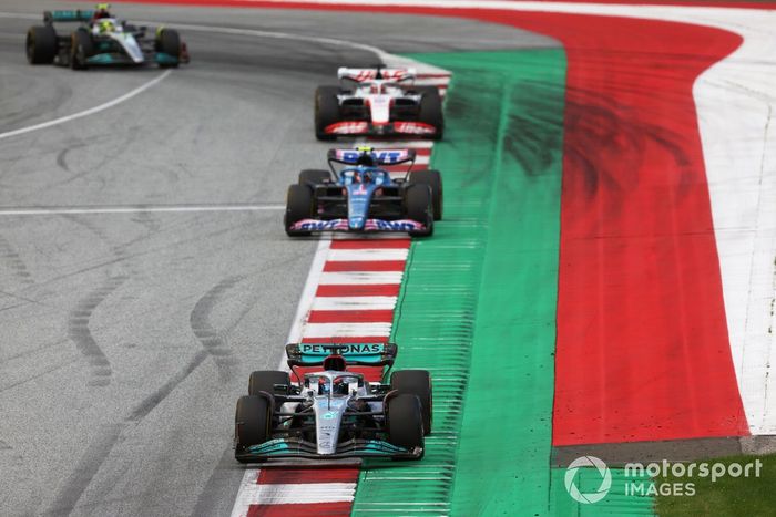 George Russell, Mercedes W13, Esteban Ocon, Alpine A522, Kevin Magnussen, Haas VF-22