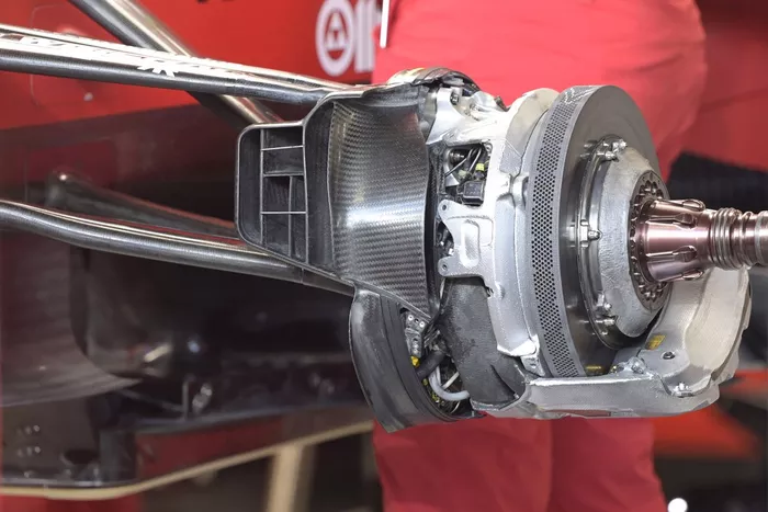 Detalle del alerón delantero del Ferrari SF21