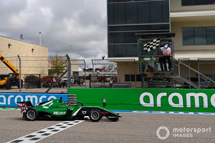 Jamie Chadwick cruza la línea para convertirse en campeona 