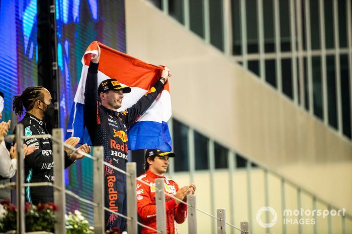 Podio: segundo lugar Lewis Hamilton, Mercedes, ganador y campeón Max Verstappen, Red Bull Racing, tercer lugar Carlos Sainz Jr., Ferrari