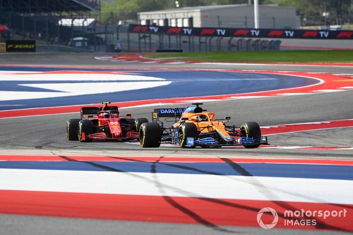Daniel Ricciardo, McLaren MCL35M, Carlos Sainz Jr., Ferrari SF21