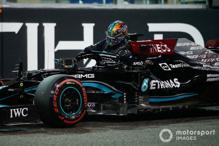 Lewis Hamilton, Mercedes W12, llega a la parrilla tras la clasificación