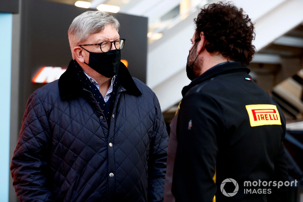 Ross Brawn, director general de la F1, habla con un técnico de Pirelli.