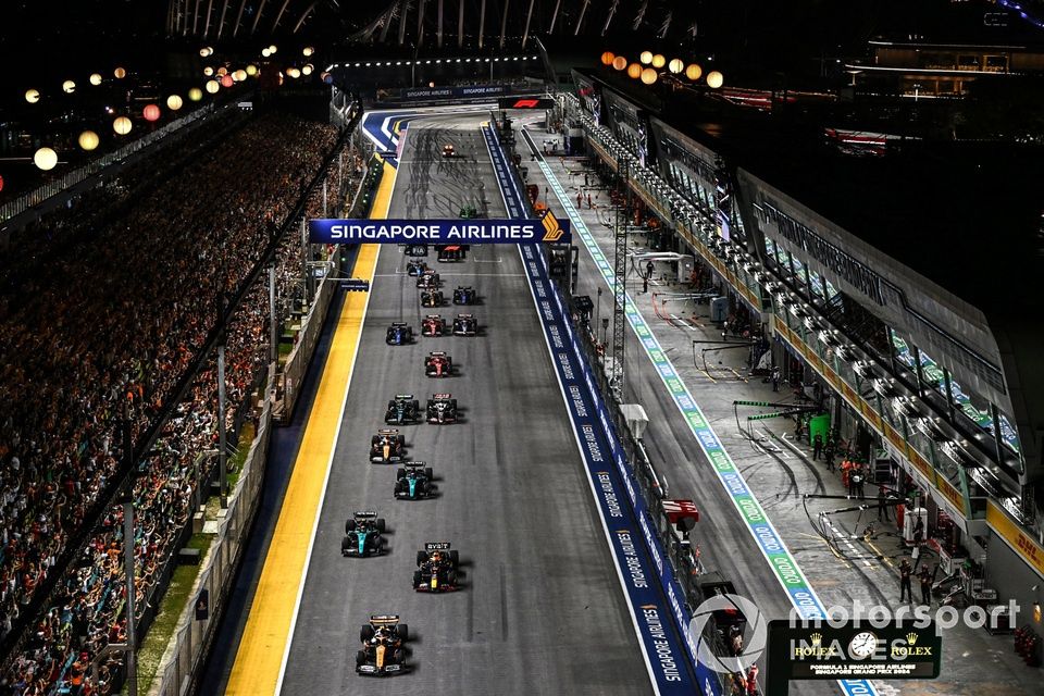 Lando Norris, McLaren MCL38, Max Verstappen, Red Bull Racing RB20, Lewis Hamilton, Mercedes F1 W15, el resto del pelotón en la salida de la carrera.