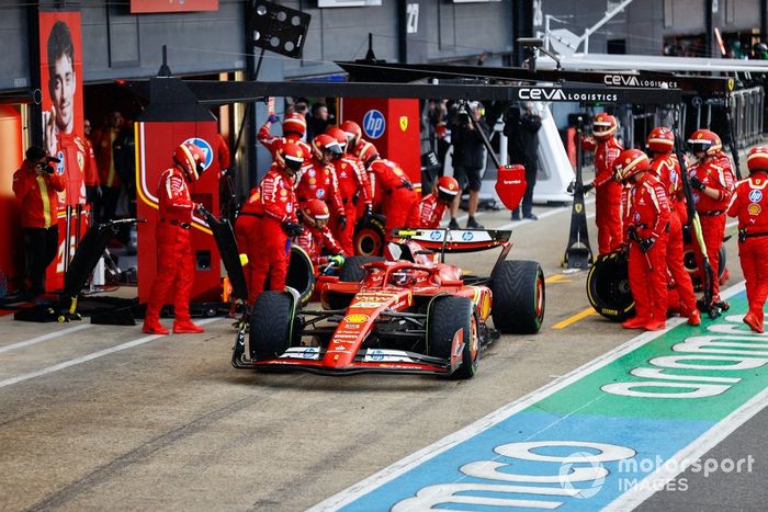 Carlos Sainz, Ferrari SF-24, sale de boxes