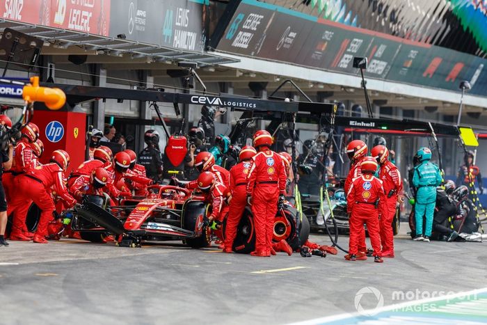 Carlos Sainz, Ferrari SF-24, hace una parada en boxes