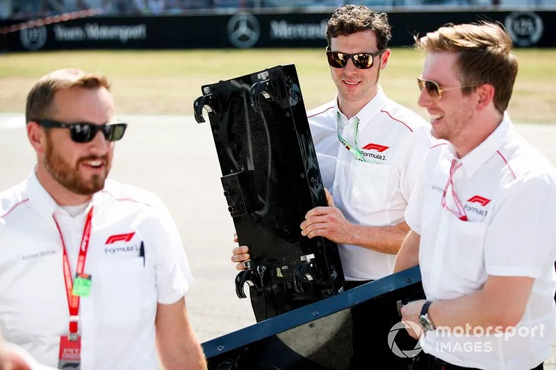 F1 personnel take away broken start lights to be fixed