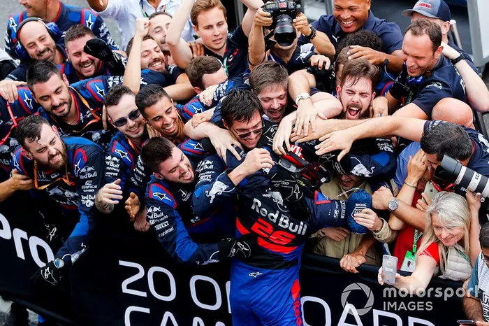 Tercer lugar Daniil Kvyat, Toro Rosso celebra con el equipo

