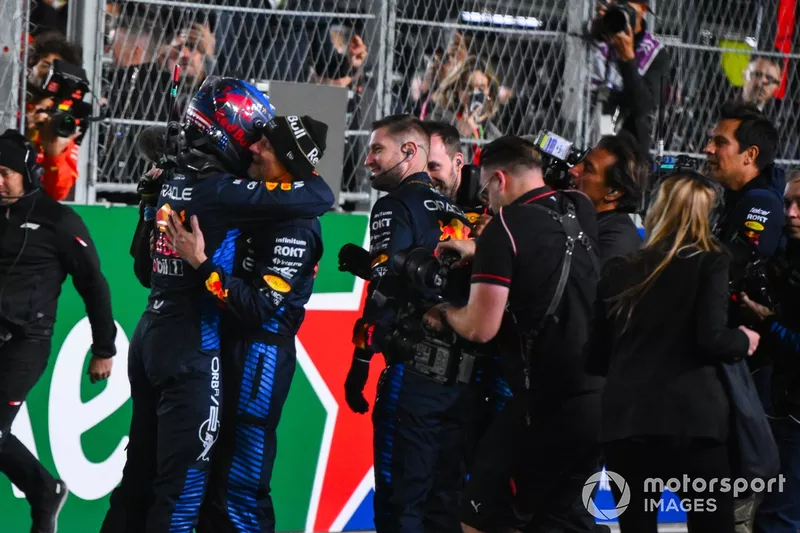 Le champion du monde Max Verstappen, Red Bull Racing, célèbre avec son équipe au Parc Ferme.