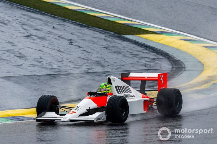 Lewis Hamilton conduce el McLaren MP4/5B de Ayrton Senna