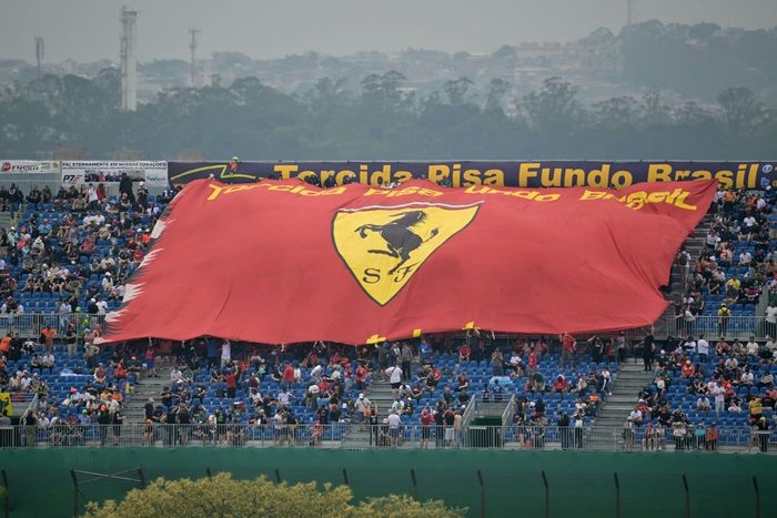 Los seguidores de Ferrari muestran una bandera gigante antes de la sesión de entrenamientos