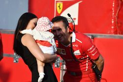 Minttu Virtanen, esposa de Kimi Raikkonen, Ferrari con su hija Rianna Raikkonen