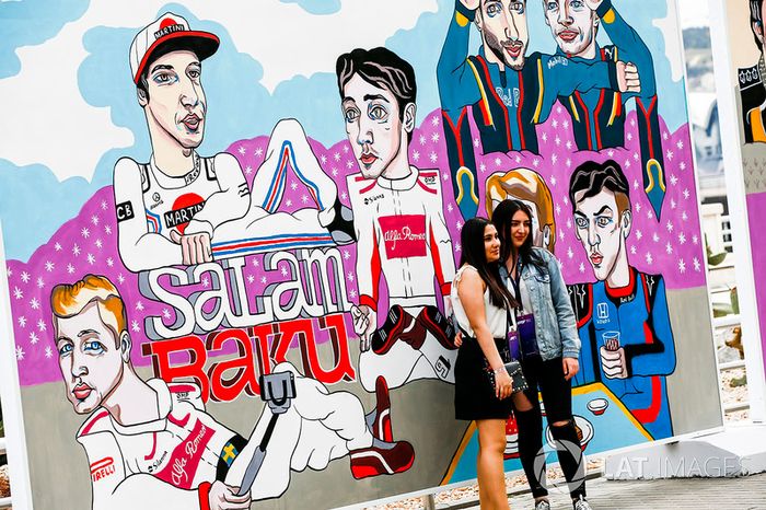 Aficionadas se fotografían con las obras de arte que representan a Marcus Ericsson, Sauber, Lance Stroll, Williams Racing y Charles Leclerc, Sauber