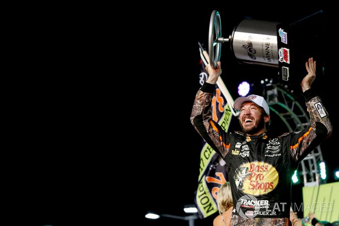 Na Cup, Martin Truex Jr. segurou a pressão de Kyle Busch para vencer a prova e o título pela primeira vez.