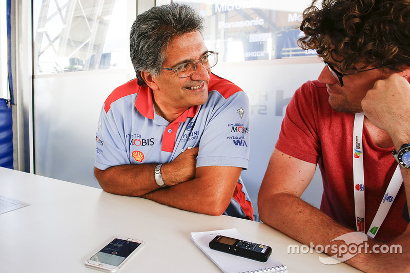 Michel Nandan habla  con el periodísta de Motorsport.com Andrew van Leeuwen