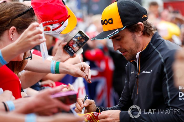 Fernando Alonso, McLaren, firma autógrafos