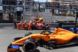 Marshals recover the crashed car of Max Verstappen, Red Bull Racing RB14