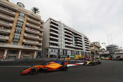 Fernando Alonso, McLaren MCL33, leads Carlos Sainz Jr., Renault Sport F1 Team R.S. 18