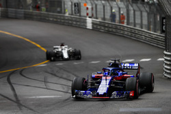 Brendon Hartley, Toro Rosso STR13, devant Lance Stroll, Williams FW41