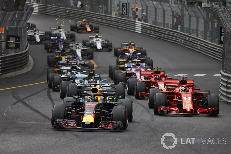 Daniel Ricciardo, Red Bull Racing RB14, precede Sebastian Vettel, Ferrari SF71H, Lewis Hamilton, Mercedes AMG F1 W09, Kimi Raikkonen, Ferrari SF71H, alla partenza della gara