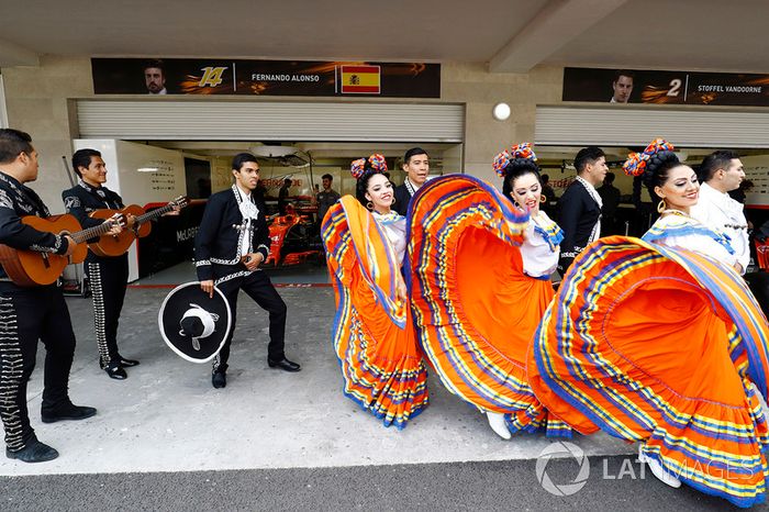Bailarines y mariachis con McLaren