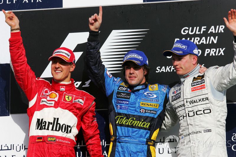 Podium : deuxième place Michael Schumacher, Ferrari, première place Fernando Alonso, RenaultF1 Team