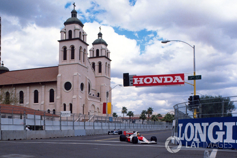 Ayrton Senna, Mclaren MP4/5B Honda leads Jean Alesi, Tyrrell 018 Ford