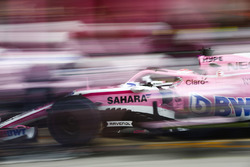Sergio Perez, Force India VJM11, maakt een pitstop