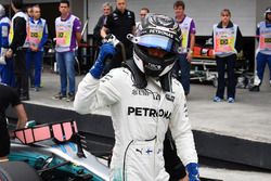 Ganador de la pole Valtteri Bottas, Mercedes-Benz F1 W08