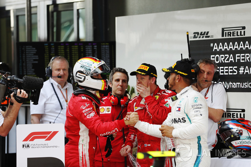 Sebastian Vettel, Ferrari, bersalam dengan Lewis Hamilton, Mercedes