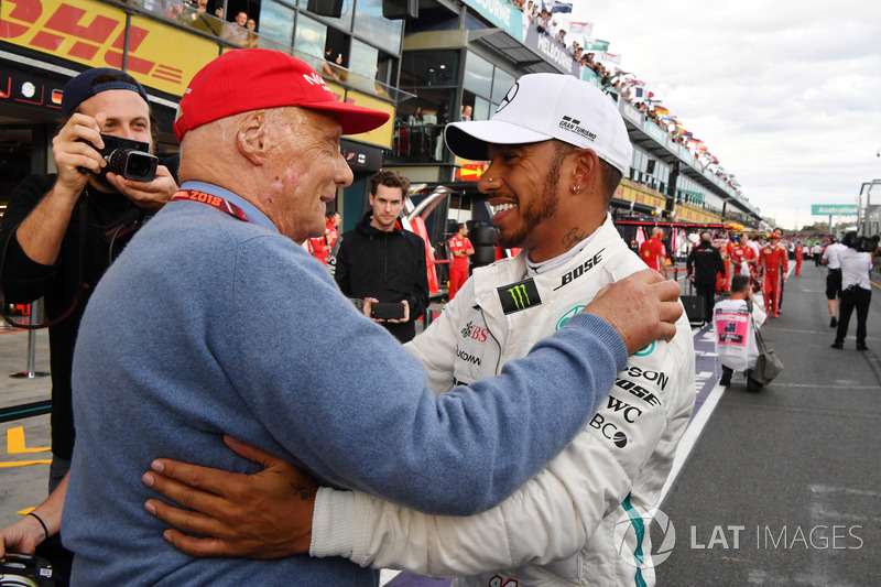 Ganador de la pole Lewis Hamilton, Mercedes-AMG F1 celebra en el parque cerrado con Niki Lauda, pres