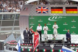 Podium: segundo, Lewis Hamilton, Mercedes AMG F1; ganador, Nico Rosberg, Mercedes AMG F1; tercero, S