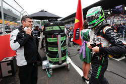 Nico Hulkenberg, Sahara Force India F1 en la parrilla con Bradley Joyce, Sahara Force India F1 Ingen