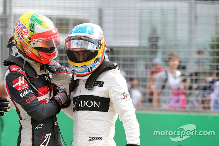 Esteban Gutierrez, Haas F1 Team, y Fernando Alonso, McLaren