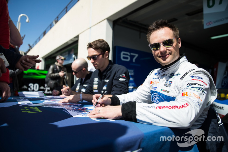 #67 Ford Chip Ganassi Racing Team UK Ford GT: Marino Franchitti, Andy Priaulx, Harry Tincknell, signs autographs for the fans
