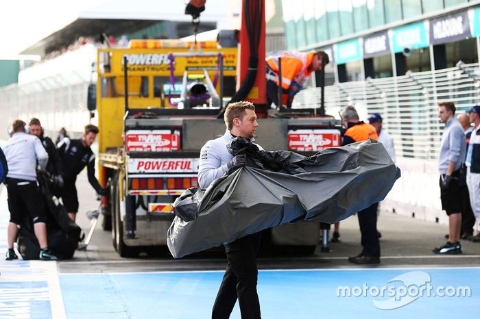 Mecânico da Mercedes leva uma parte do carro de Nico Rosberg para os boxes