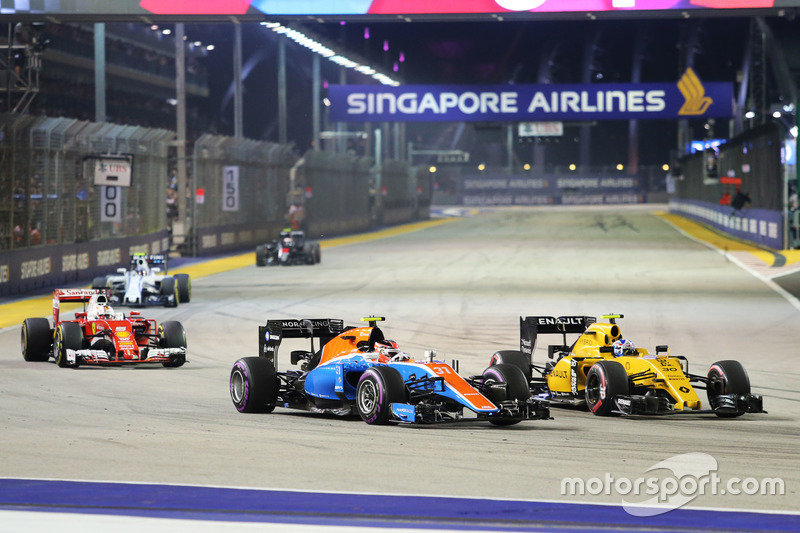 Esteban Ocon, Manor Racing MRT05 e Jolyon Palmer, Renault Sport F1 Team RS16 lottano per la posizione